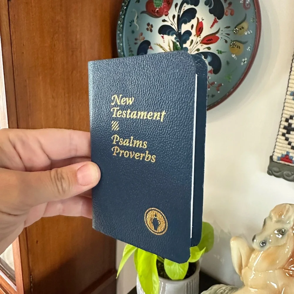 Gideons International Pocket Bible New Testament Psalms Proverbs Blue Gold